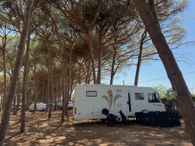 Starlink im Wohnmobil: BLUEFIRE unter Pinien auf Camping Cala Ginepro, Sardinien